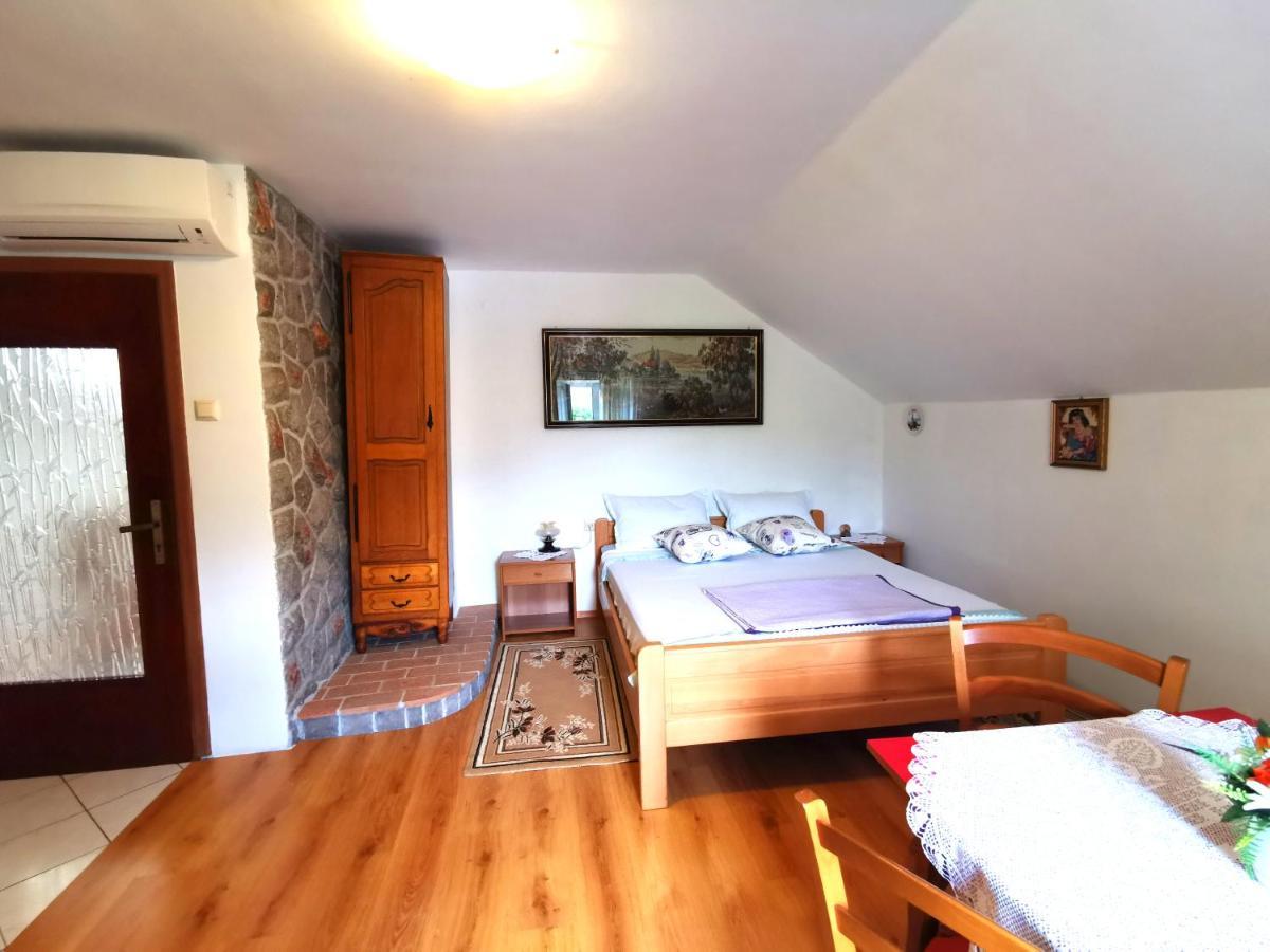 Апартаменти Apartman Pod Nehajem Сень Екстер'єр фото
