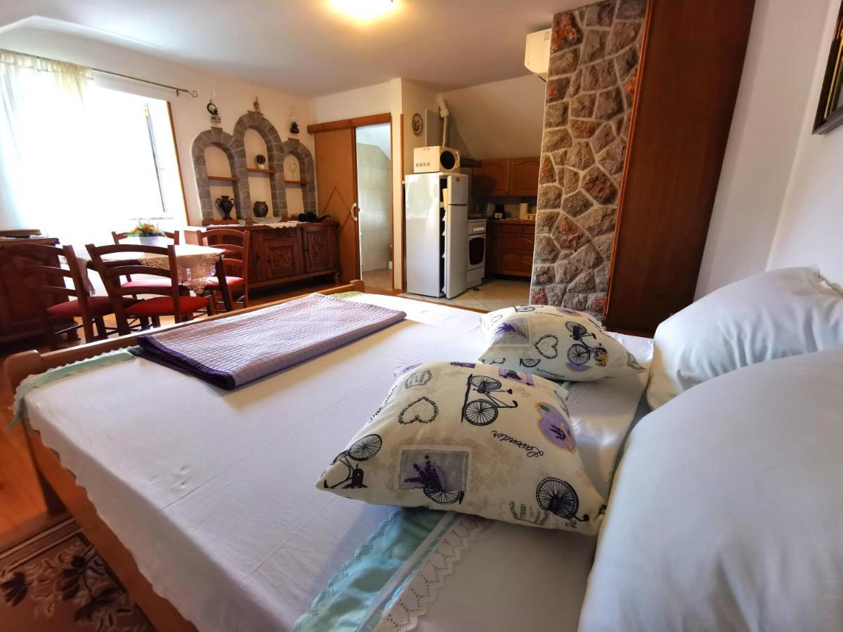 Апартаменти Apartman Pod Nehajem Сень Екстер'єр фото